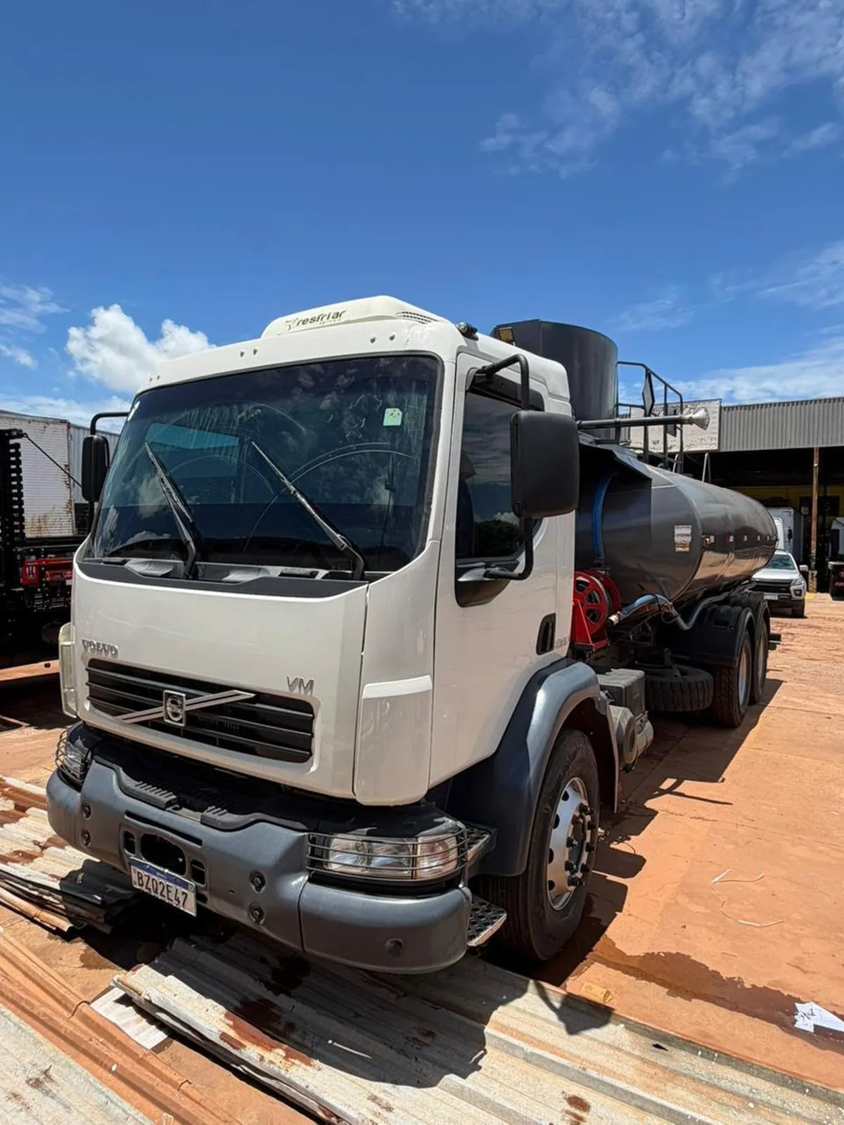 caminhao pipa volvo vm 260 6x4 18000 litros ms